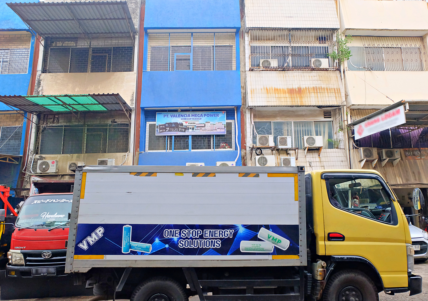 Delivery Truck: Kami memiliki armada sendiri untuk pengiriman di Wilayah Jakarta dan Surabaya.